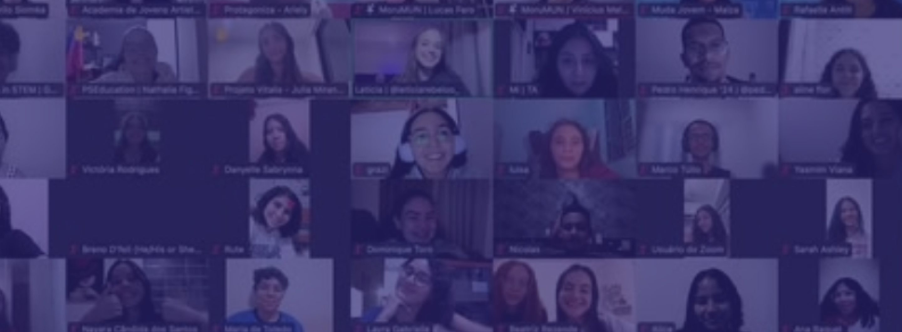 Jovens estudantes participando de uma videoconferência educacional